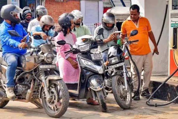 ₹32 लीटर पेट्रोल-डीजल का कमाल! देश में ईंधन ने बनाया नया रिकॉर्ड, एवरेज भी 60 KM तक