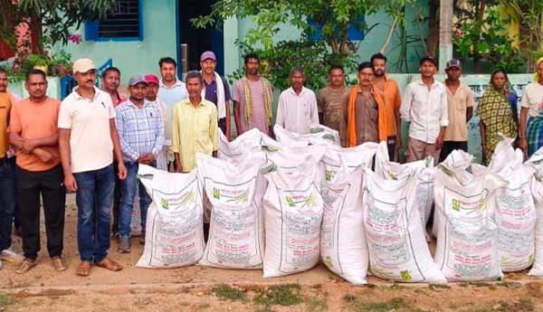 तिलहन उत्पादन बढ़ाने की दिशा में सशक्त पहल, कोटमीकला के किसानों को मिला उन्नत मूंगफली बीज