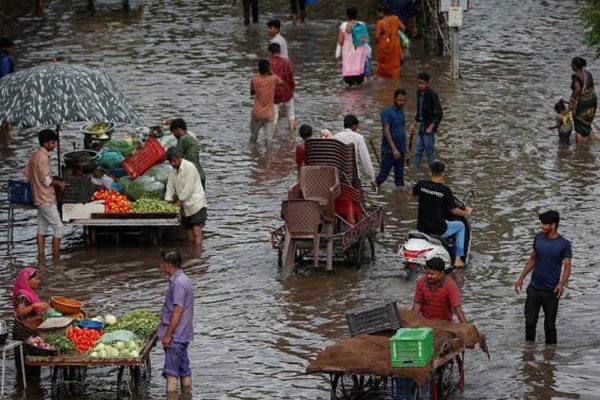 Weather Update: 10 हजार KM लंबा बादलों का कारवां बंगाल की खाड़ी की ओर, जल्द झमाझम बारिश के आसार