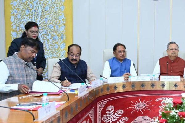 मानसून सत्र से पहले सौजन्य मुलाकात: मुख्यमंत्री विष्णु देव साय ने विधानसभा अध्यक्ष डॉ. रमन सिंह का किया अभिनंदन