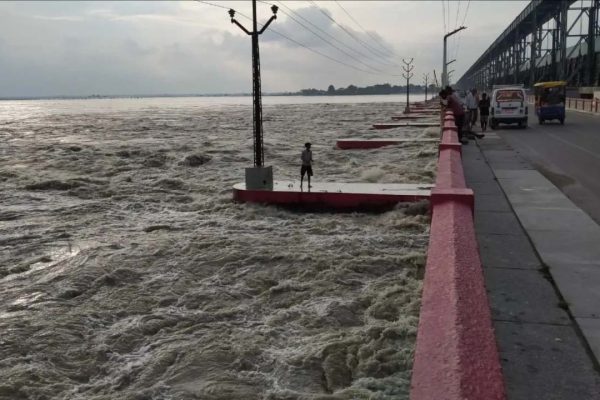 कोसी नदी में बढ़ा जलस्तर, बराज के 26 फाटक खोलकर छोड़ा गया पानी