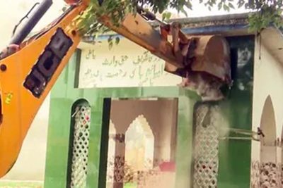 संभल में चला बुलडोजर, सरकारी जमीन पर बने इमामबाड़े और मजार हटाए गए