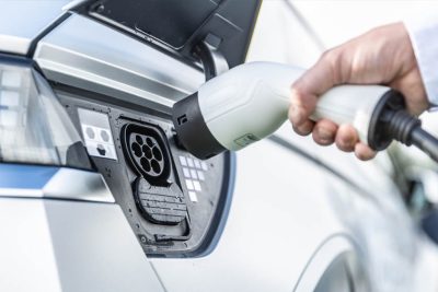 EV Charging Alert: भारत के 45% घर इलेक्ट्रिक कार चार्जिंग के लिए अनफिट, लापरवाही से लग सकती है आग