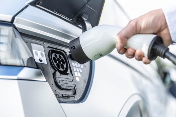 EV Charging Alert: भारत के 45% घर इलेक्ट्रिक कार चार्जिंग के लिए अनफिट, लापरवाही से लग सकती है आग