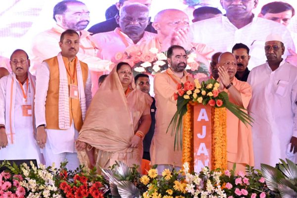 सपा-कांग्रेस से सावधान और सतर्क रहेंगे तो सुरक्षित रहेंगे, इनसे सटेंगे तो खतरा बढ़ेगाः सीएम योगी