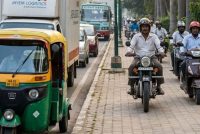 फुटपाथ पर कार या बाइक दौड़ाई तो ₹5,000 का जुर्माना! कर्नाटक सरकार का बड़ा प्रस्ताव