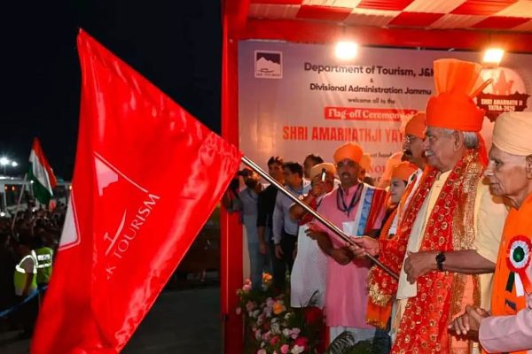 Amarnath Yatra 2026: ‘बम बम भोले’ के जयघोष के बीच पहला जत्था रवाना, एलजी मनोज सिन्हा ने दिखाई हरी झंडी