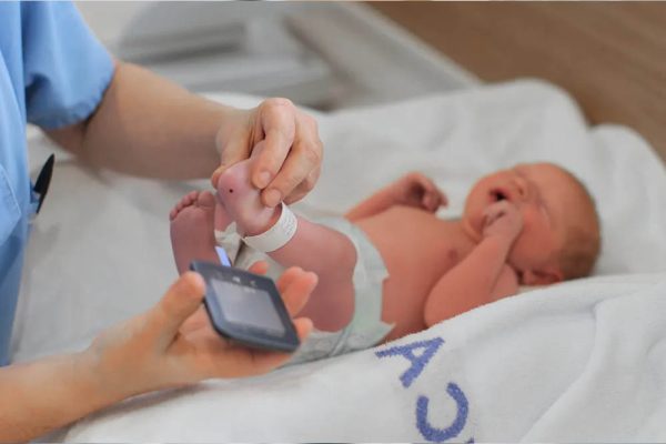 बार-बार ब्लड टेस्ट से बच्चों को खतरा? NICU में भर्ती नवजातों पर चौंकाने वाला दावा