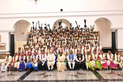 राष्ट्रपति द्रौपदी मुर्मु से छत्तीसगढ़ के बस्तर पंडुम-2026 के विजेताओं, परगना मांझी और पद्म पुरस्कार विजेताओं के प्रतिनिधिमंडल ने मुलाकात की