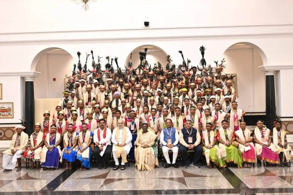राष्ट्रपति द्रौपदी मुर्मु से छत्तीसगढ़ के बस्तर पंडुम-2026 के विजेताओं, परगना मांझी और पद्म पुरस्कार विजेताओं के प्रतिनिधिमंडल ने मुलाकात की