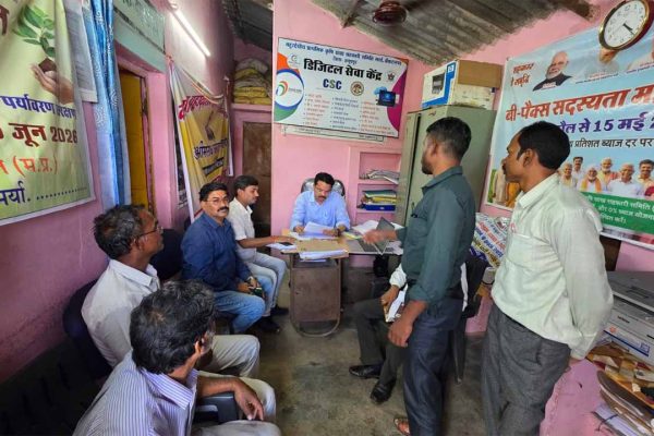 कलेक्टर के निर्देशन में एसडीएम ने वेंकटनगर सहकारी समिति का किया निरीक्षण