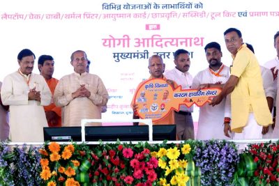 सपनों को मिले पंख: अमरोहा में सीएम योगी ने बांटी खुशियों की चाबी और स्वावलंबन के चेक