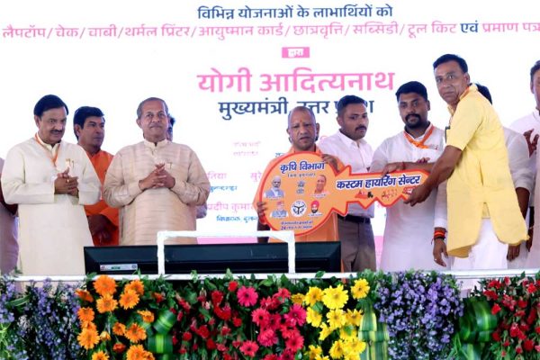 सपनों को मिले पंख: अमरोहा में सीएम योगी ने बांटी खुशियों की चाबी और स्वावलंबन के चेक