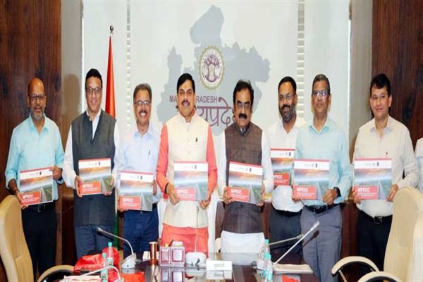 मुख्यमंत्री डॉ. यादव ने कॉफी टेबल बुक “एमपीआरडीसी : कनेक्टिंग पीपुल थ्रू क्वालिटी इंफ्रास्ट्रक्चर” का किया विमोचन