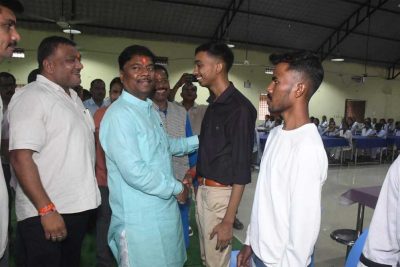 छू लो आसमान के सफल विद्यार्थियों का वन मंत्री  केदार कश्यप ने किया सम्मान