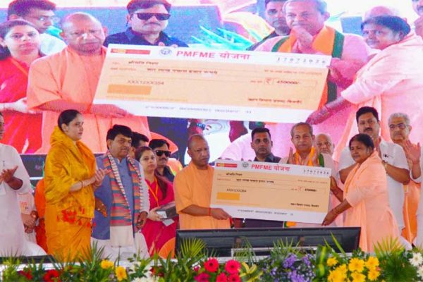 मुख्यमंत्री ने विभिन्न योजनाओं के लाभार्थियों को किया सम्मानित