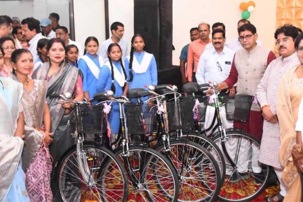 शिक्षा से ही होता है सशक्त राष्ट्र का निर्माण, बड़े लक्ष्य तय कर पूरी निष्ठा से करें पढ़ाई: मंत्री  टंक राम वर्मा