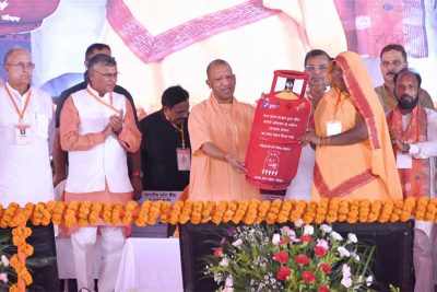 मुख्यमंत्री योगी ने मैनपुरी में लाभार्थियों को वितरित किए चेक, स्वीकृति पत्र व टूलकिट