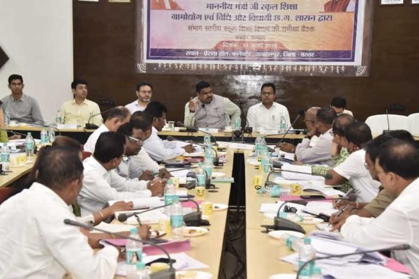 शिक्षा मंत्री गजेंद्र यादव ने बस्तर संभाग की शिक्षा व्यवस्था की समीक्षा की