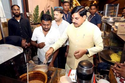 मुख्यमंत्री डॉ. यादव ने सड़क यात्रा के दौरान नागरिकों से किया संवाद