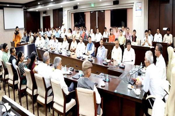 अधिकारी टीम मध्यप्रदेश के रूप में योजनाओं और निर्णयों के क्रियान्वयन में उत्कृष्ट भूमिका निभाएं : मुख्य सचिव  बर्णवाल