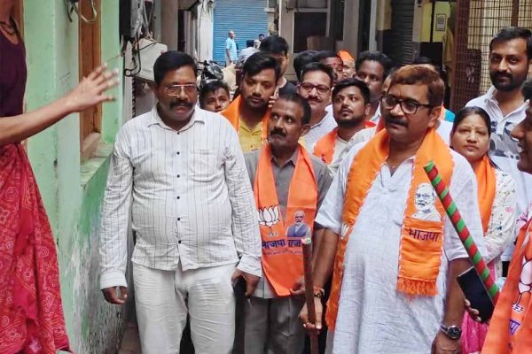 76 दिवसीय वार्ड प्रवास में जनता के बीच पहुंच रहे विधायक डॉ. नीलकंठ तिवारी, सुन रहे समस्याएं, करा रहे समाधान