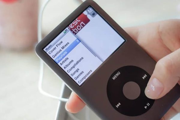Gen Z को स्मार्टफोन नहीं, पुराने iPod का चढ़ा क्रेज! 2022 में बंद हुआ डिवाइस 2026 में फिर ट्रेंड में