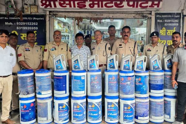 HPCL के नाम पर डुप्लीकेट तेल बेचने वालों पर पुलिस की रेड, 3 दुकानों से ₹2.50 लाख का माल जब्त