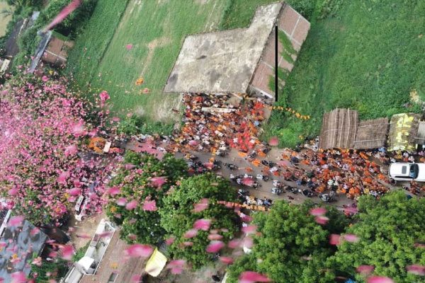 कांवड़ियों पर हेलीकॉप्टर से पुष्पवर्षा, गूंजा हर-हर महादेव का जयघोष