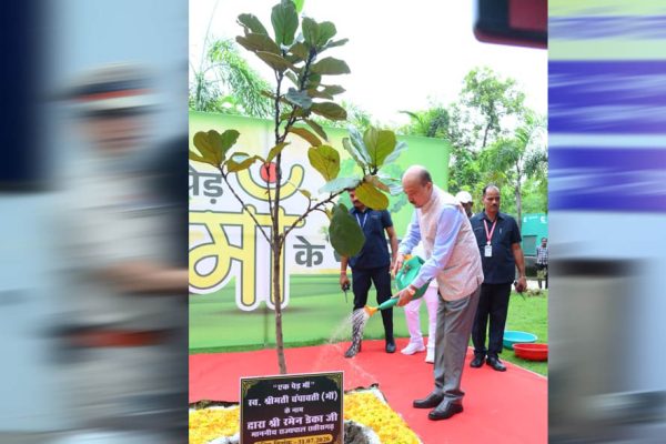 राज्यपाल ने ‘एक पेड़ मां के नाम’ अभियान के तहत   लगाया    पौधा