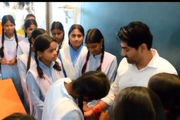 कलेक्टर गौरव बैनल ने छात्राओं से बंधवाई राखी