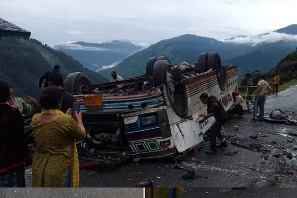 हिमाचल के चंबा में दर्दनाक हादसा, पहाड़ी से सड़क पर गिरी बस; 7 लोगों की मौत, कई घायल