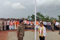 कर्रेगुट्टा पर पहुंची बस्तर तिरंगा यात्रा, उप मुख्यमंत्री  विजय शर्मा ने फहराया तिरंगा