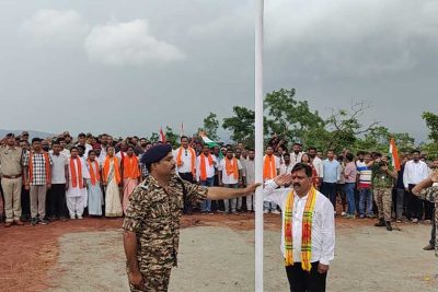 कर्रेगुट्टा पर पहुंची बस्तर तिरंगा यात्रा, उप मुख्यमंत्री  विजय शर्मा ने फहराया तिरंगा