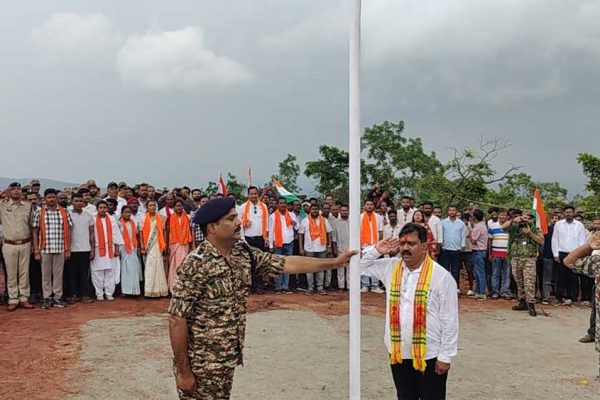 कर्रेगुट्टा पर पहुंची बस्तर तिरंगा यात्रा, उप मुख्यमंत्री  विजय शर्मा ने फहराया तिरंगा