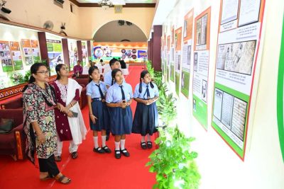 विद्यार्थियों ने देखी स्वतंत्रता संग्राम सेनानियों और ‘वंदे मातरम्’ पर आधारित छायाचित्र प्रदर्शनी