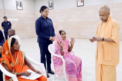 सीएम योगी ने महिला को गाय देने और दिव्यांग की भूमि से अवैध कब्जा हटाने का दिया निर्देश