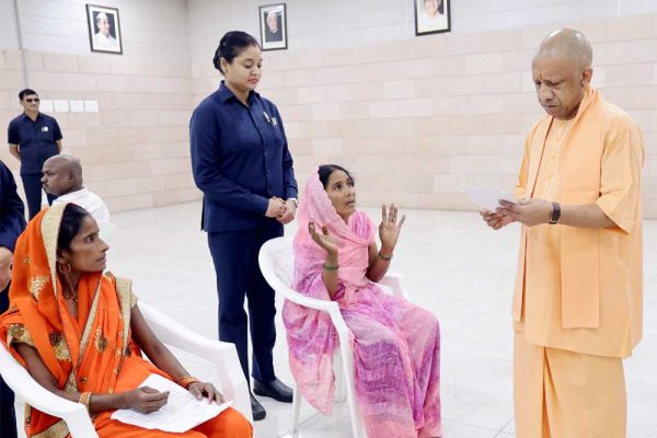 सीएम योगी ने महिला को गाय देने और दिव्यांग की भूमि से अवैध कब्जा हटाने का दिया निर्देश