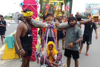24 पोते बने दादी के श्रवण कुमार