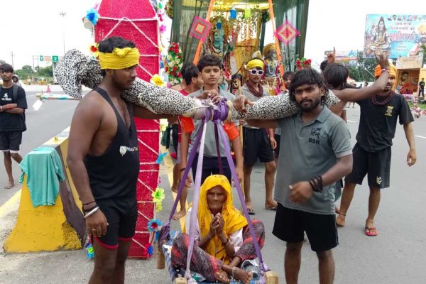 24 पोते बने दादी के श्रवण कुमार