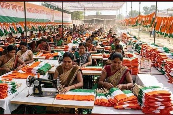 आजादी के रंग से संवर रही 30 हजार महिलाओं की जिंदगी, हर घर के लिए बना रहीं तिरंगा
