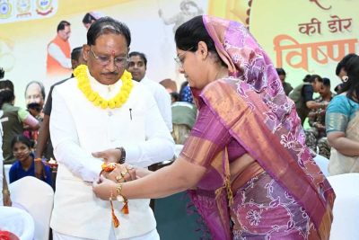 राखी बंधवाकर भावुक हुए मुख्यमंत्री  साय