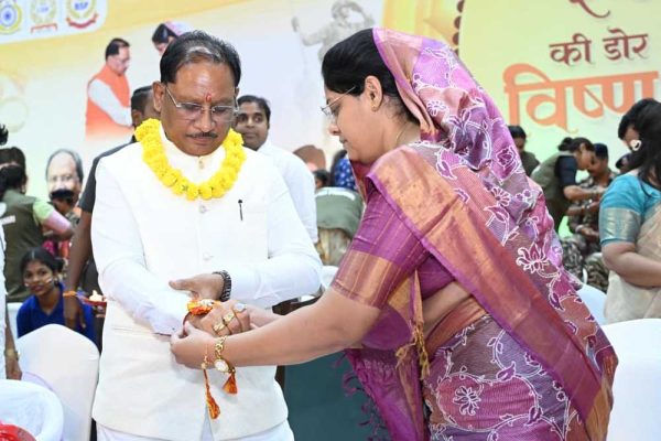 राखी बंधवाकर भावुक हुए मुख्यमंत्री  साय