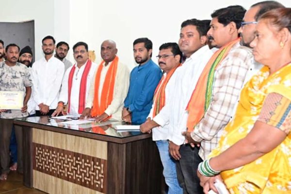 उप मुख्यमंत्री विजय शर्मा ने कवर्धा के हितग्राहियों को सौंपे पीएम आवास योजना शहरी 2.0 के स्वीकृति पत्र
