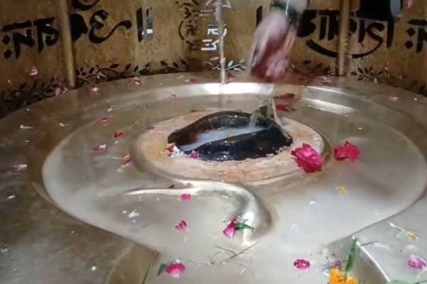 हर हर महादेव से गूंजे शिवालय, सावन के सोमवार पर आस्था का समुद्र