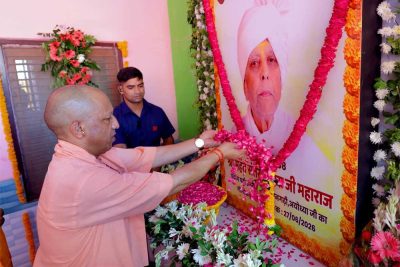 अयोध्या पहुंचे सीएम योगी, ब्रह्मलीन महंत परमहंस रामचंद्र दास महाराज की पुण्यतिथि पर अर्पित की श्रद्धांजलि