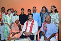 तीन बहनों ने एक साथ पास की नीट परीक्षा, उप मुख्यमंत्री  विजय शर्मा ने घर पहुंचकर दी बधाई