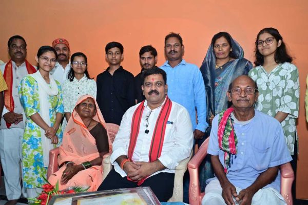 तीन बहनों ने एक साथ पास की नीट परीक्षा, उप मुख्यमंत्री  विजय शर्मा ने घर पहुंचकर दी बधाई