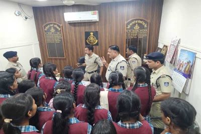 स्कूलों में कानून की पाठशाला, थानों में पुलिसिंग का प्रत्यक्ष अनुभव