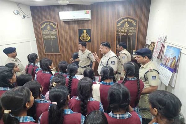 स्कूलों में कानून की पाठशाला, थानों में पुलिसिंग का प्रत्यक्ष अनुभव